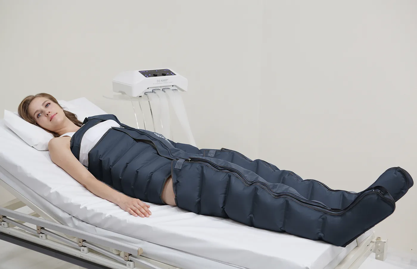 MK300 nyirokmasszázs gépben fekvő nő