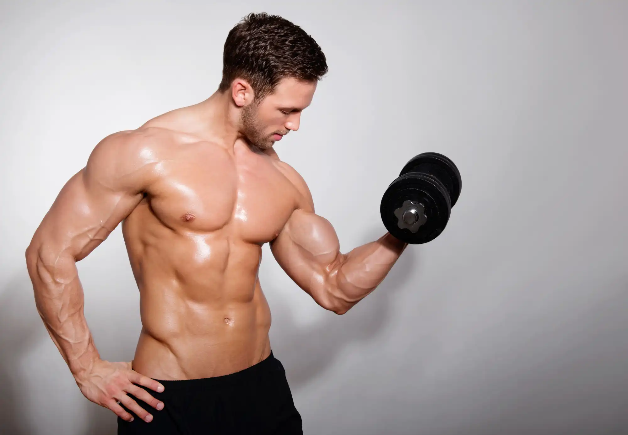 izmos szőrtelen férfi bicepszre gyúr