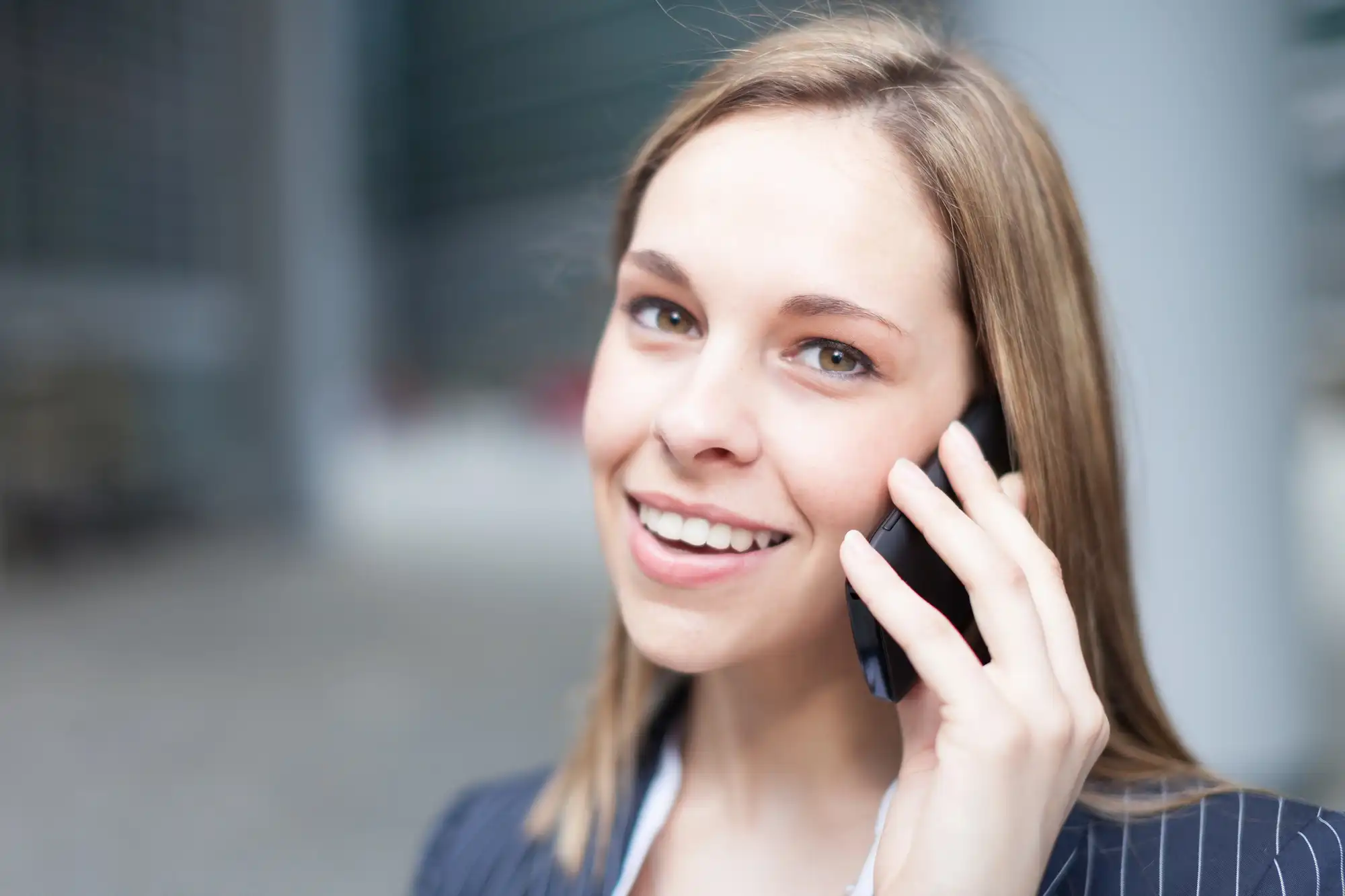 szép mosolygos nő telefonál