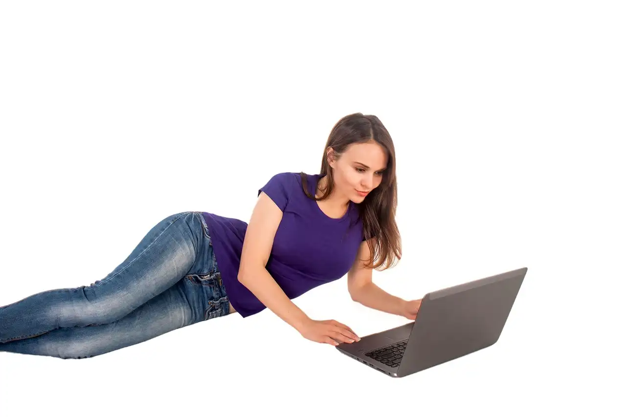 Online időpontfoglalás: hölgy gyorsan foglal időpontot a laptopján.