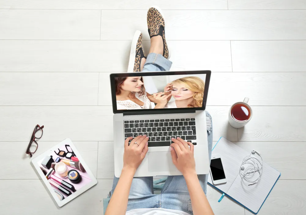 Szépségápolás blog: hölgy kényelmesen olvassa a laptopjáról.
